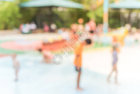 夏季在水上游乐场玩耍的运动模糊了孩子和父母图片