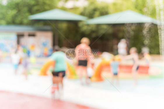 运动模糊的多元文化孩子在夏季在操场玩水很开心图片