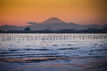 夕阳下的东京湾和富士山图片