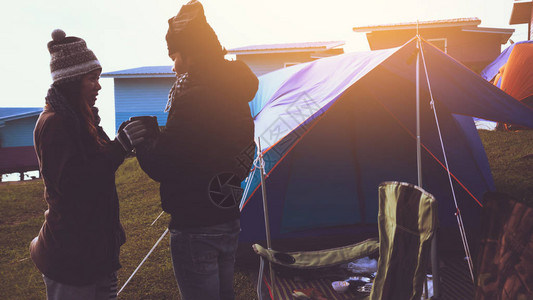 爱人男女亚洲人旅行在假期放松露营在冬天露营露营帐篷图片