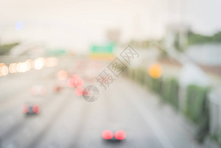 复古色调模糊了休斯顿69号州际公路高峰时段的交通鸟瞰交通拥堵线的汽车高峰旅行时间和日落时的路牌高速公路沟图片
