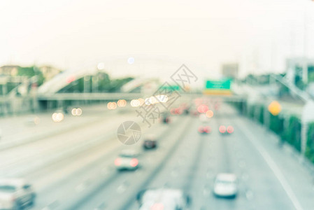 休斯顿市中心69号州际公路高峰时段交通模糊鸟瞰交通拥堵线的汽车高峰旅行时间和日落时的路牌高速公路沟图片