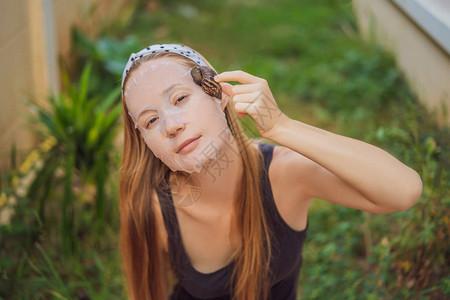 年轻女子用蜗牛粘液做面罩斯奈图片