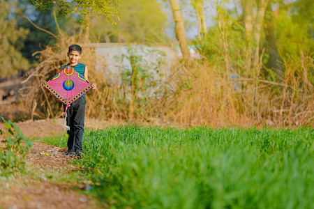 印度小孩玩风筝图片