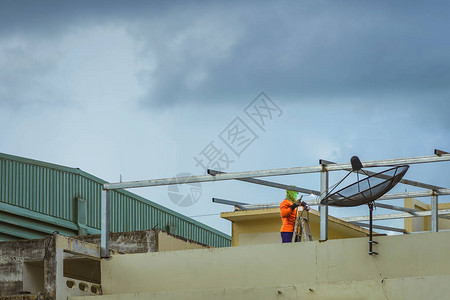工人在下雨之前焊接屋顶的钢件图片