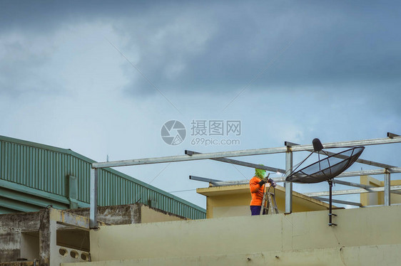 工人在下雨之前焊接屋顶的钢件图片