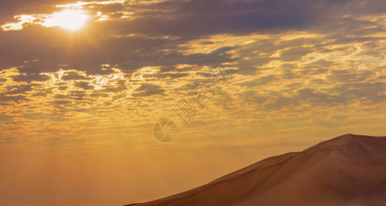 金色沙丘7和白云阳图片