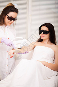 皮肤护理在专业美容院做激光理发图片