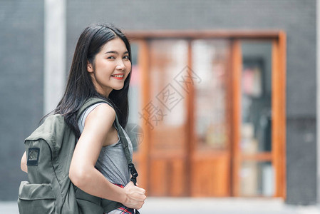 旅行者亚洲女在北京旅行和散步图片