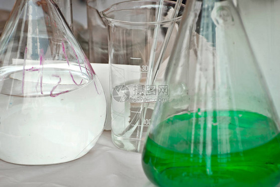 带有五彩液体的玻璃管在学校科学展览上展示化图片