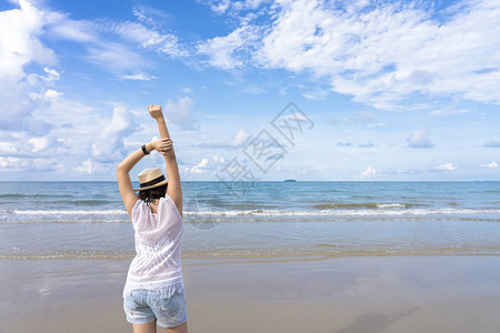 年轻的亚洲女人的户外夏季肖像图片