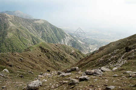 从落基山脉与Triund山附近的绿色草地查看山谷低饱和度色调喜马拉雅山脉印图片