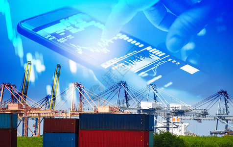 进出口业务中的货运起重机和集装箱船以及港口行业和水运中的物流国际商人使用智能手机图片