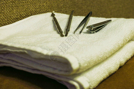 白毛巾上的修甲工具剪刀指甲文图片