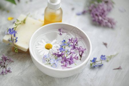 Spa仍然有鲜花天然肥皂和油瓶水碗闭合自然美与健康环境芳图片