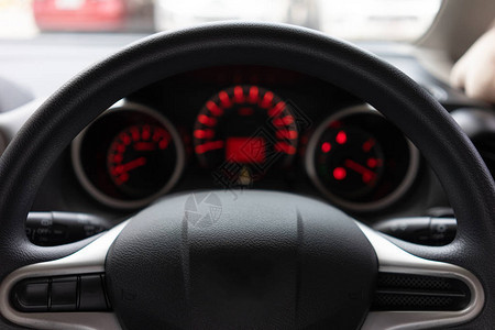 现代汽车仪表板现代汽车控制照明面板的模糊背景汽车驾驶图片