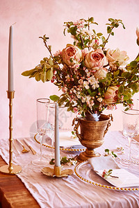 复古婚礼装饰美丽的活动场地创意装饰粉红色和金色图片