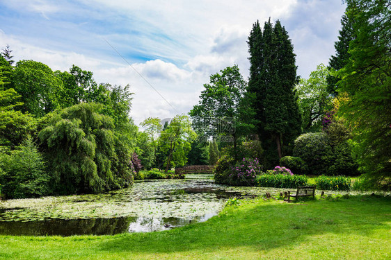 英国格兰夏季美丽的英属花园中的大湖Big图片