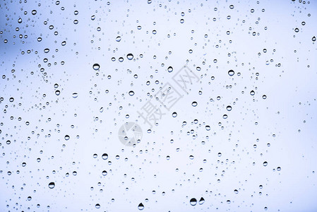 有雨滴的肮脏的窗玻璃大气蓝色光背景与雨滴水滴和污渍关闭具有复制空间的宏中的详细透明纹背景图片