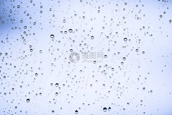 有雨滴的肮脏的窗玻璃大气蓝色光背景与雨滴水滴和污渍关闭具有复制空间的宏中的详细透明纹图片