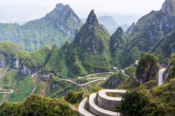 天门山有尖悬崖和绿色试探的通向道路图片