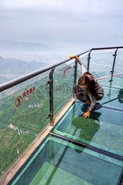 湖南Zhangjiajie湖南下方山谷和山丘的风景高空走在天门图片