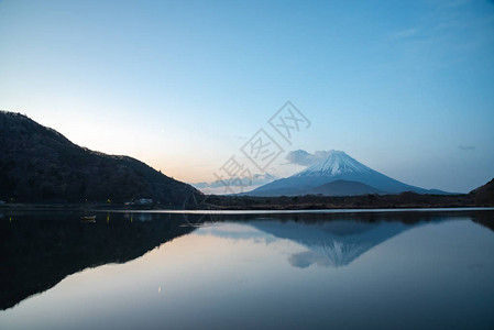 世界遗产富士山早上在精进湖Shojiko的景色日出时的富士山倒影日本山梨县富士五湖地区旅游图片