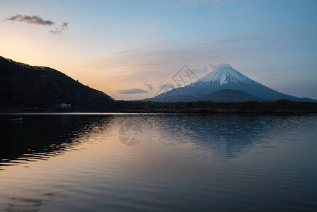 世界遗产富士山早上在精进湖Shojiko的景色日出时的富士山倒影日本山梨县富士五湖地区旅游背景图片