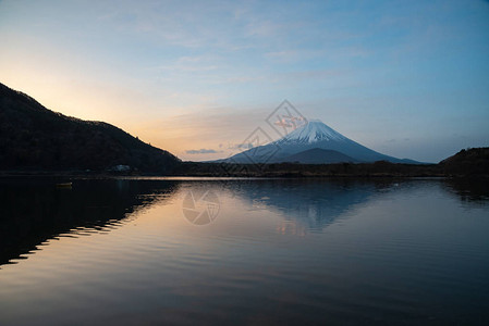 世界遗产富士山早上在精进湖Shojiko的景色日出时的富士山倒影日本山梨县富士五湖地区旅游图片