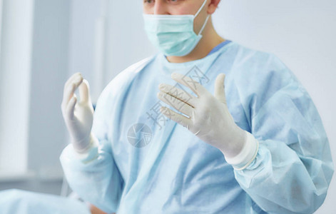 几位医生在工作期间将病人围在手术台上团队外科医生图片