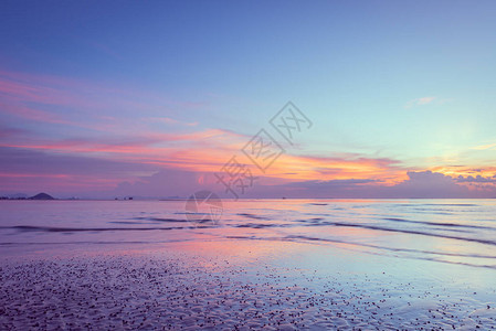 美丽的热带粉色蓝大海日落和黄色云彩baclground图片