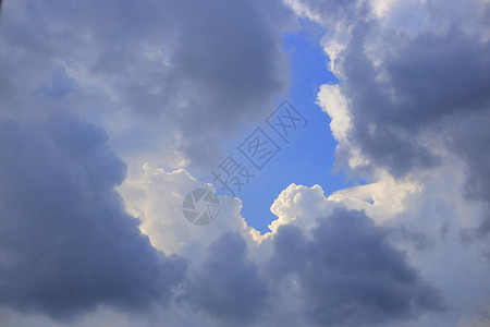 天空和云层背景亮线概念风暴云环绕着高空飘浮的一小图片