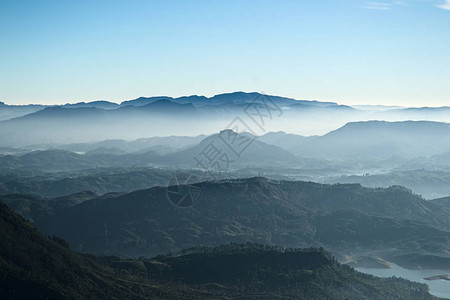 从斯里帕达峰阿达姆峰到雾中山谷和麦泽利耶水库的景象图片