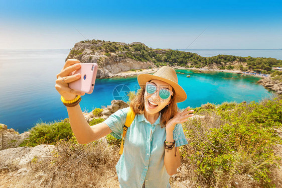 身戴帽子的亚洲女孩在地中海风湾景色惊人的背景中自以为是图片