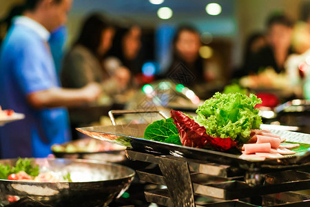 人手拿自助餐食物在酒店晚宴图片