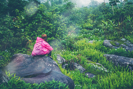 亚洲女人旅行的质旅行放松旅行触摸雾在山崖图片