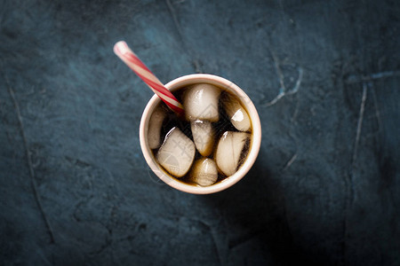深蓝宝石背景的玻璃杯中加了咖啡概念是冷却饮料口渴夏天弗莱特图片