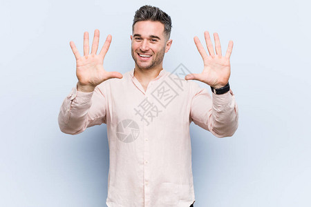 年轻帅气的酷男用手展示十号图片