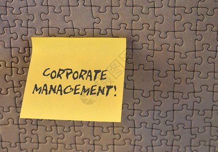 显示企业管理的书写笔记各级管理人员和行政人员的商业概念方形纸片符号贴在有纹背景图片