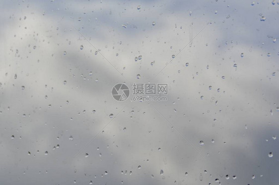 窗户上的雨滴图片