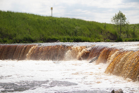 萨布林斯基瀑布小瀑布瀑布的褐色水俄罗斯的瀑布河上的门槛水流强劲水射图片