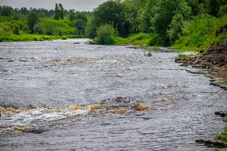 萨布林斯基小的褐色水俄罗斯的河上的门槛水流强劲水射图片