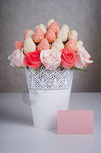 玫瑰花设计成花瓶中的水果花束图片