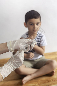 为年轻患者接种疫苗的医生小男孩害怕注射儿童免疫儿童疫图片