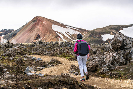 旅行者在冰岛北欧洲高地的Landmannalaugar超现实自然景观中远足美丽多彩的雪山地形以夏季徒步探险和户图片