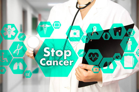 医生用听诊器和停止癌症在医院背景的虚拟屏幕上登录医疗网络连接技图片