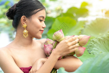 美丽的亚洲女穿着传统的泰国服饰图片