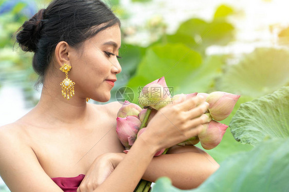 美丽的亚洲女穿着传统的泰国服饰图片