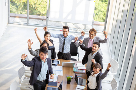 成功的创业企家和商界人士团队实现了庆祝在办公室获得高五的目标成功图片