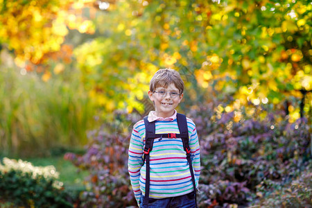 在阳光明媚的秋日上学的第一天图片